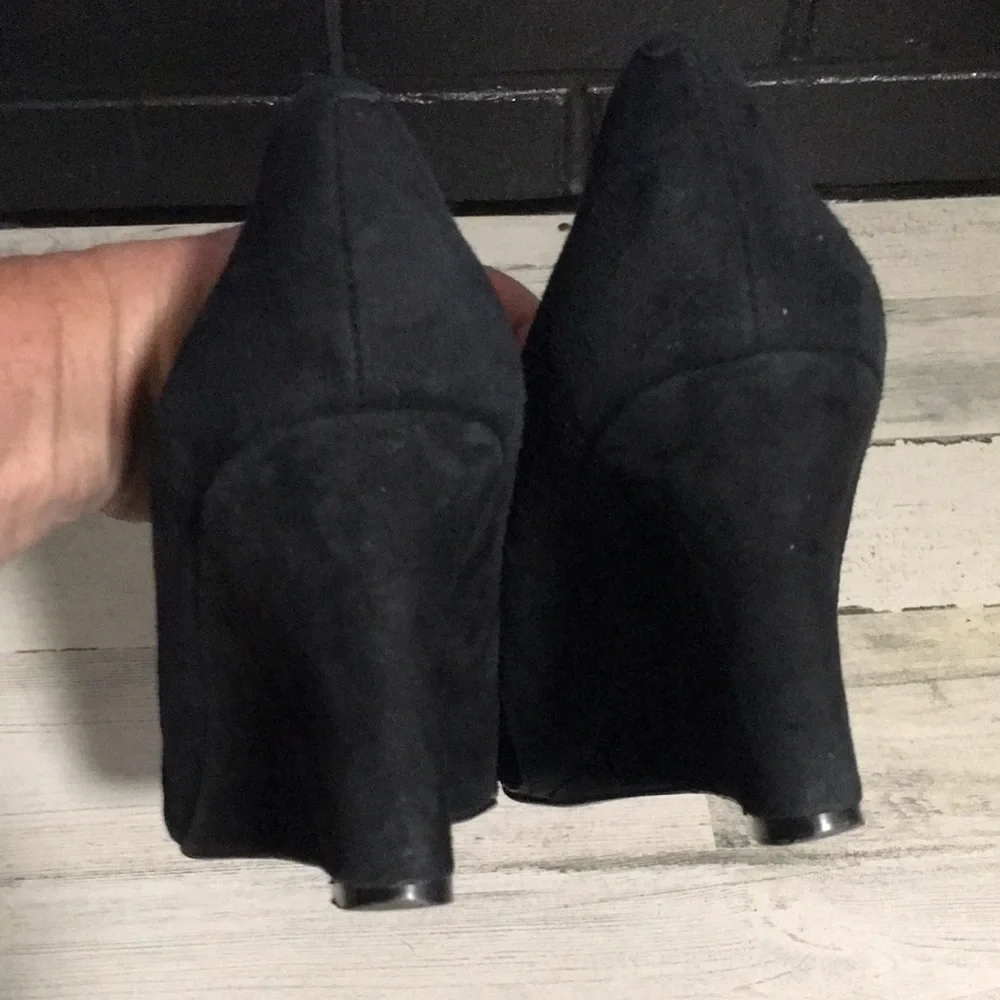Nine West woman’s black faux snake look toe, suede in back dress wedge size 9M